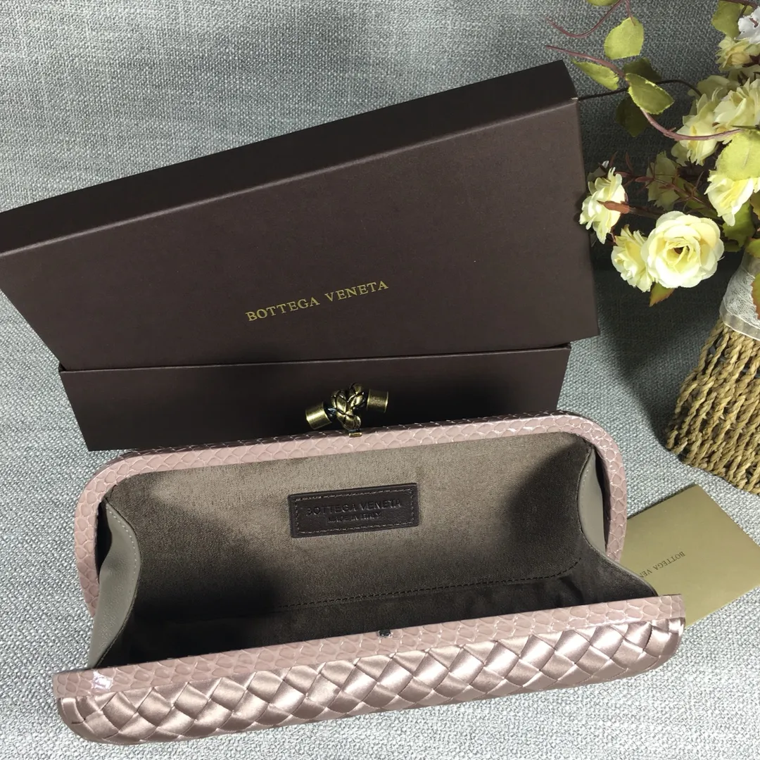 8651 Large Classic Dinner Bag ~~~Snake leather with ribbon ~~~Dense and slippery, not easy to fluff, can hold iPhones of all sizes! Size: 25cm*9.5cm*4cm